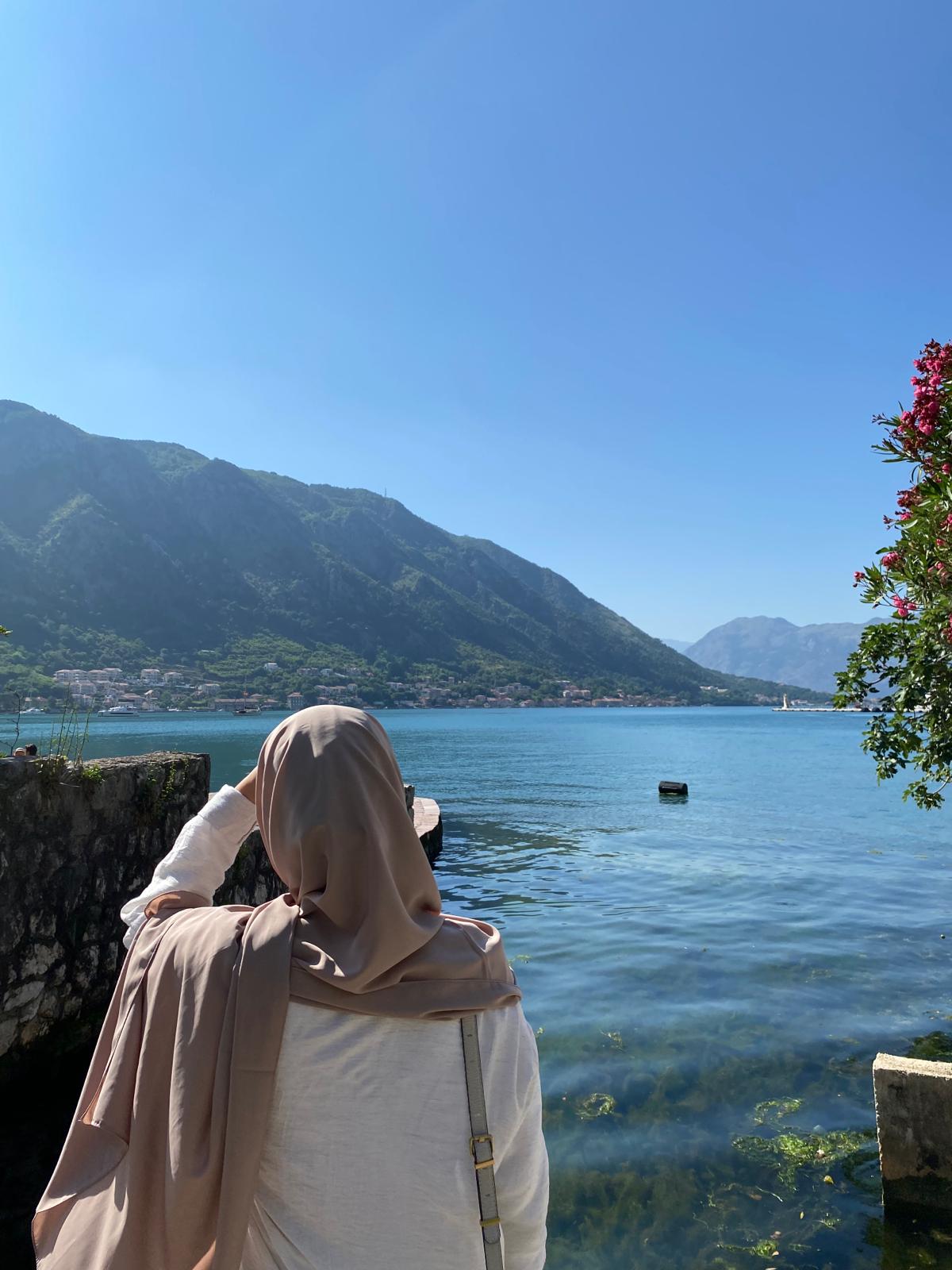 Oustadha Loujaine débute la mémorisation du Coran à l’âge de 10 ans pour clôturer celle-ci à 17 ans, auprès de sa mère qui est elle même enseignante du Coran. Elle débute l’enseignement dès l’âge de 16 ans avec les enfants, avant de rejoindre le Centre Shatibi où elle enseigne toujours aux femmes adultes. Durant ces sept années d’enseignement, elle obtient différentes ijaza, auprès de sa mère Oustadha Bouchra et de Cheikh Mohamed Achaibi. Elle continue à ce jour la lecture auprès de Cheikh Mohamed Aichaibi. Parallèlement à son étude du Coran, oustadha Loujaine est doctorante en sciences politiques et auteure des livres “Ratil” et “Carnet de suivi et de conseils.