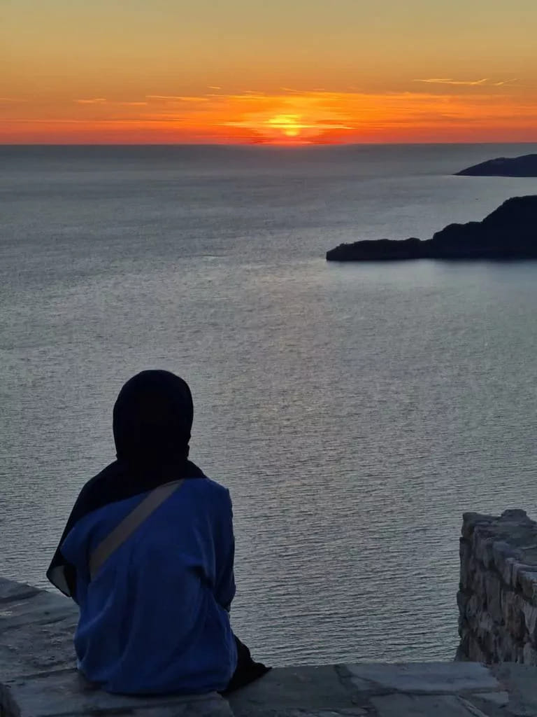Oustadha Sarah débute la mémorisation du Coran et l’étude du tajwid à l’âge de 18 ans auprès d’oustadha Bouchra. Elle cloturera prochainement sa mémorisation inchaAllah après 7 ans d’études. Oustadha Sarah est également étudiante en théologie musulmane à l’IESH de Paris, ainsi qu’en langue et civilisation arabe à l’université. Elle a 2 ans d’expériences cumulées dans la gestion de projets européens et l’éducation non formelle. Sa douceur et sa pédagogie sont très appréciées de ses élèves et des participantes à ses diverses conférences animées durant le Ramadan. Enseignante passionnée, oustadha Sarah entame sa troisième rentrée au sein de l’institut Quran Quotidien et enseignera aux débutantes et avancées.
