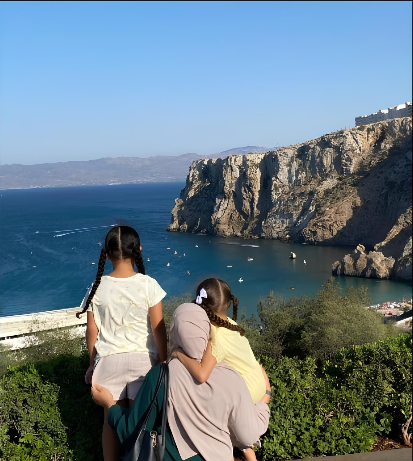 Oustadha Souad est l’exemple qui prouve que l’on peut allier vie de famille et apprentissage du Coran. Maman de 3 enfants, elle emprunte le chemin du Coran il y’a 12 ans auprès d’oustadha Bouchra. Elle clôture sa mémorisation en 2022 et débute désormais son ijaza en riwayat Hafs. Oustadha Souad est passionné par le tajwid et son étude. Elle s’est formée à la méthode Nouraniya, puis a enseigné le Coran aux enfants pendant 4 années, avant de commencer l’enseignement pour adultes il y’a 3 ans. Elle donne également des cours de tilawa pour les soeurs ayant déjà étudié les règles de tajwid. Oustadha est également diplômée d’une licence de droit.